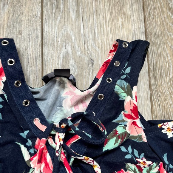 IZ Byer XS Shirt Cut-Out Shoulder Floral Shirt - Picture 2 of 5